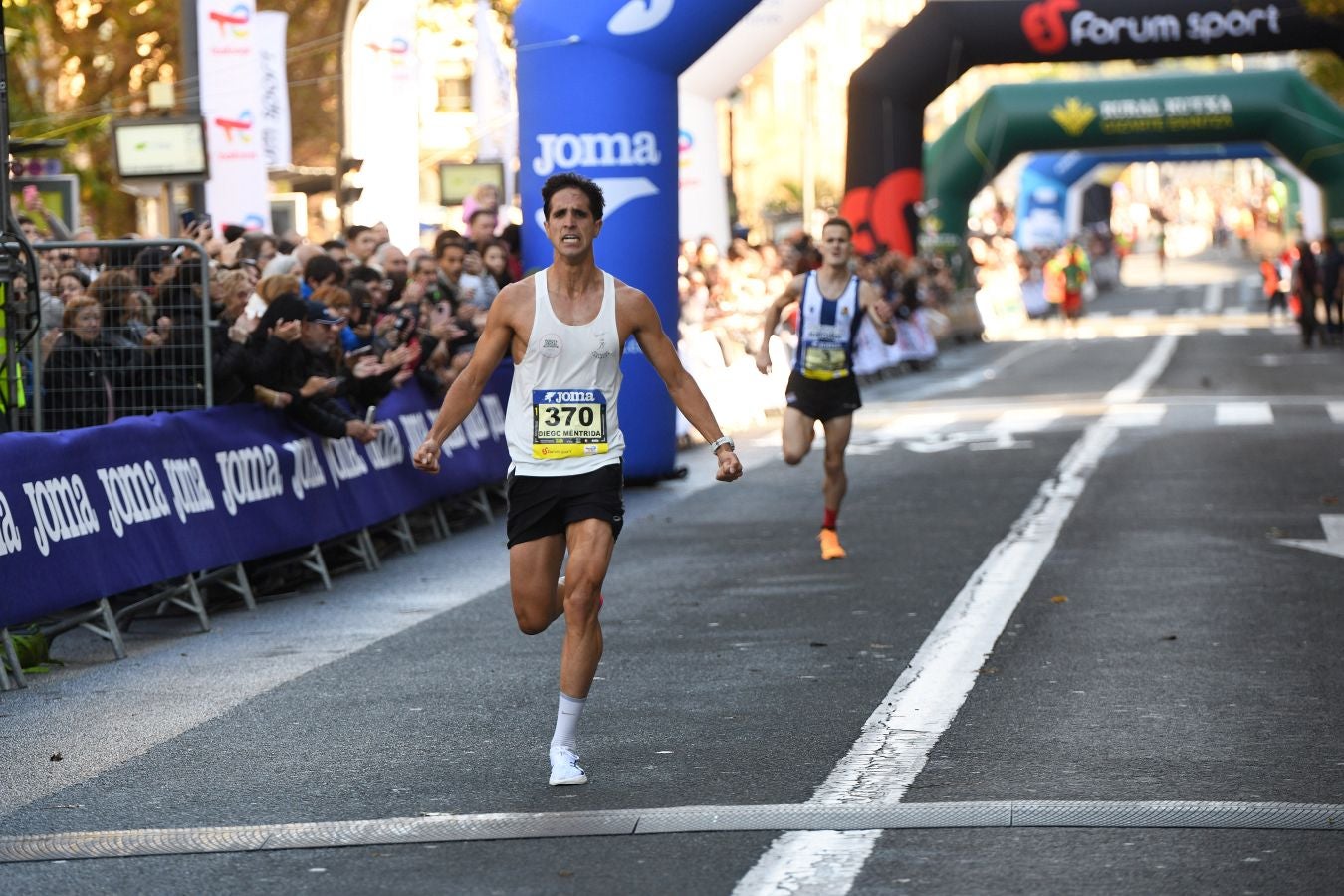 La llegada a meta de los atletas de élite: Raúl Celada y Katherine Tisalema se llevan la Behobia