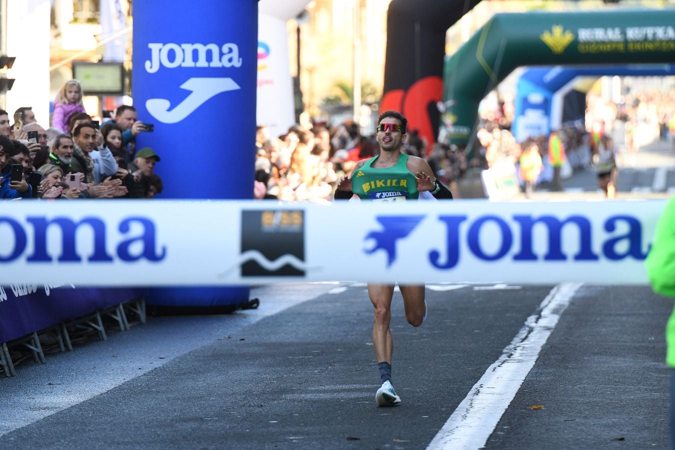 La llegada a meta de los atletas de élite: Raúl Celada y Katherine Tisalema se llevan la Behobia