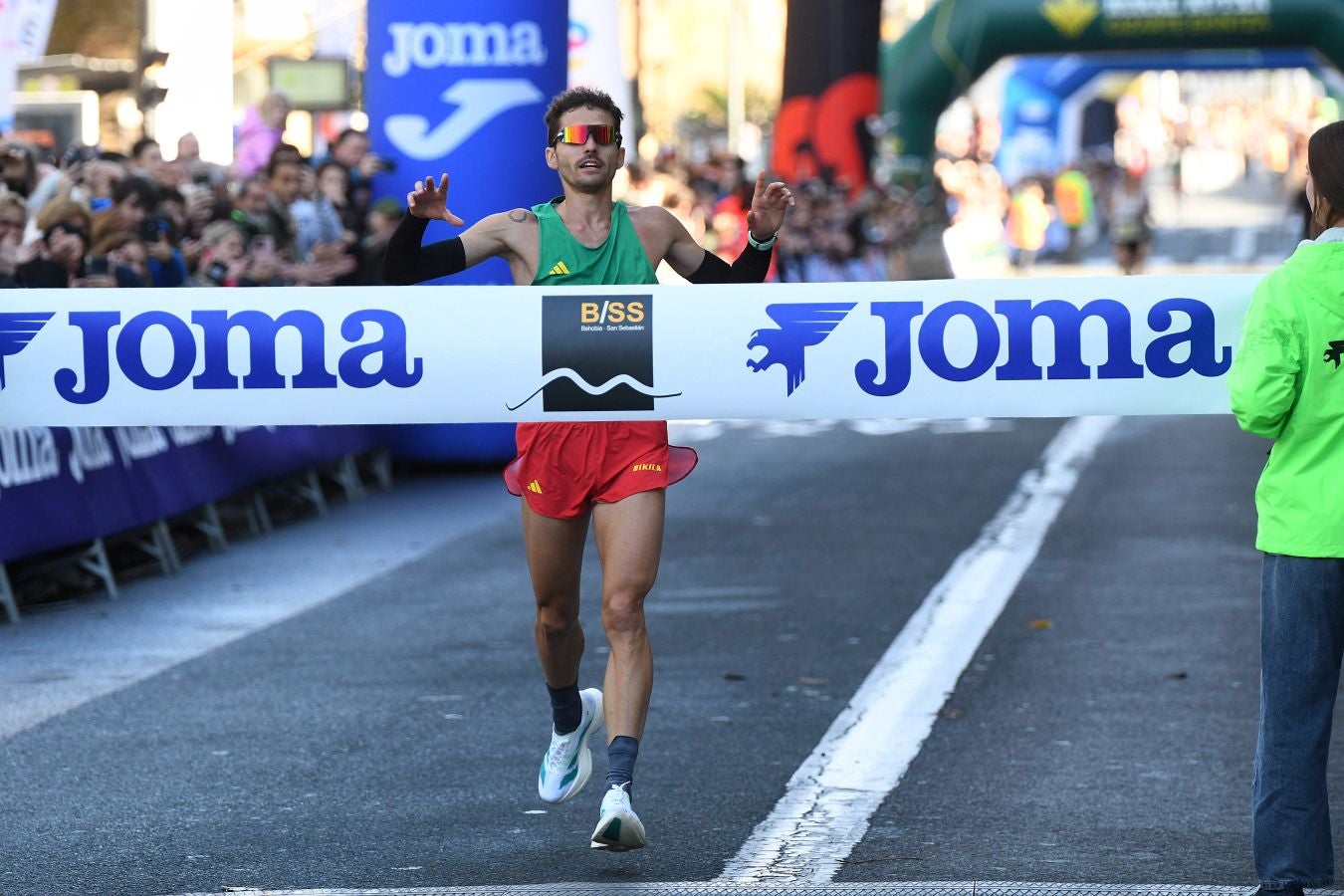 La llegada a meta de los atletas de élite: Raúl Celada y Katherine Tisalema se llevan la Behobia