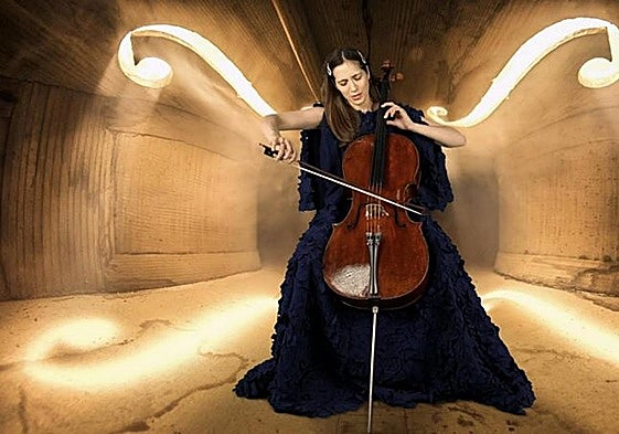 La violonchelista Camille Thomas acompaña hoy y el jueves a la Euskadiko Orkestra