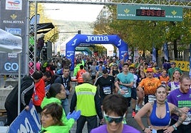 Participantes, en la llegada de la Behobia-San Sebastián 2025.