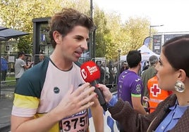 El alcalde de Donostia, Jon Insausti, a su llegada al final de la Behobia.