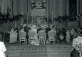Curiosa foto de una boda en Santa María en 1945, con los contrayentes sentados en el altar.