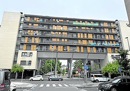 Fachada del edificio de Arrasate en el que el Gobierno Vasco adquirió 148 viviendas el pasado junio.