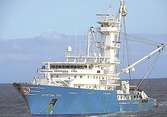 Un atunero vasco repele a tiros un ataque pirata