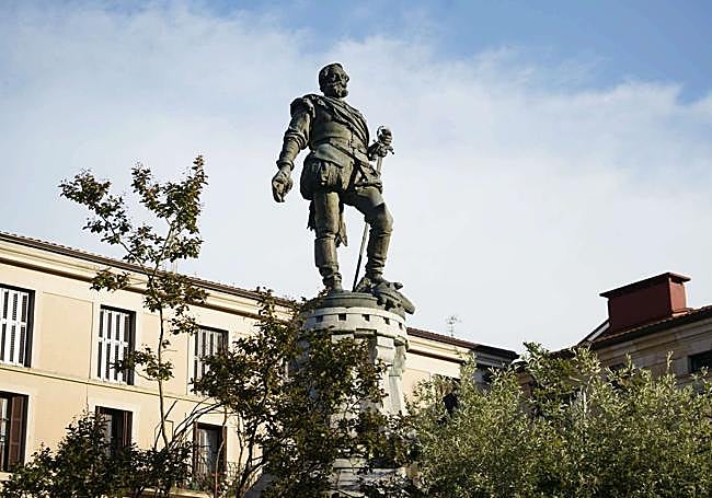 Estatua erigida en Zumarraga en honor a Miguel Lopez de Legazpi. Esculpida por Aniceto Marinas (1897).
