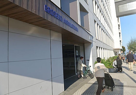 Una mujer abandona el ambulatorio de Gros, en Donostia.