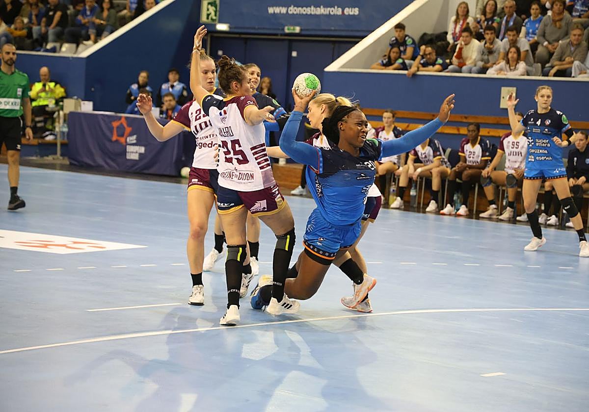 Lyndie Tchaptchet lanza a portería en el partido ante el Dijon.