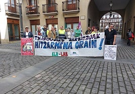 Trabajadores de Servicios de Txingudi concentrándose este lunes frente a la oficina de la calle Juncal.