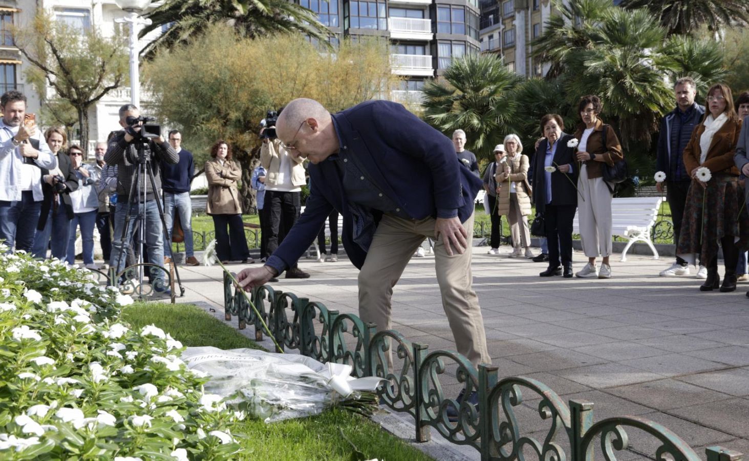 Una ofrenda floral en memoria de las víctimas