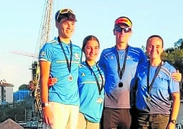 Los hermanos Alonso (azul oscuro de Pasaia Kayak) comparten el escalón más alto del podio con la pareja de Donostia Kayak, que fue segunda.