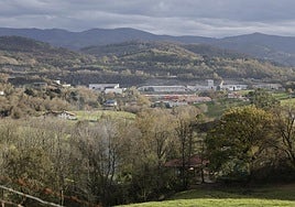 La plataforma se proyecta entre la rotonda de Gaintxurizketa, el polígono Ipintza de Lezo y las vías del tren.