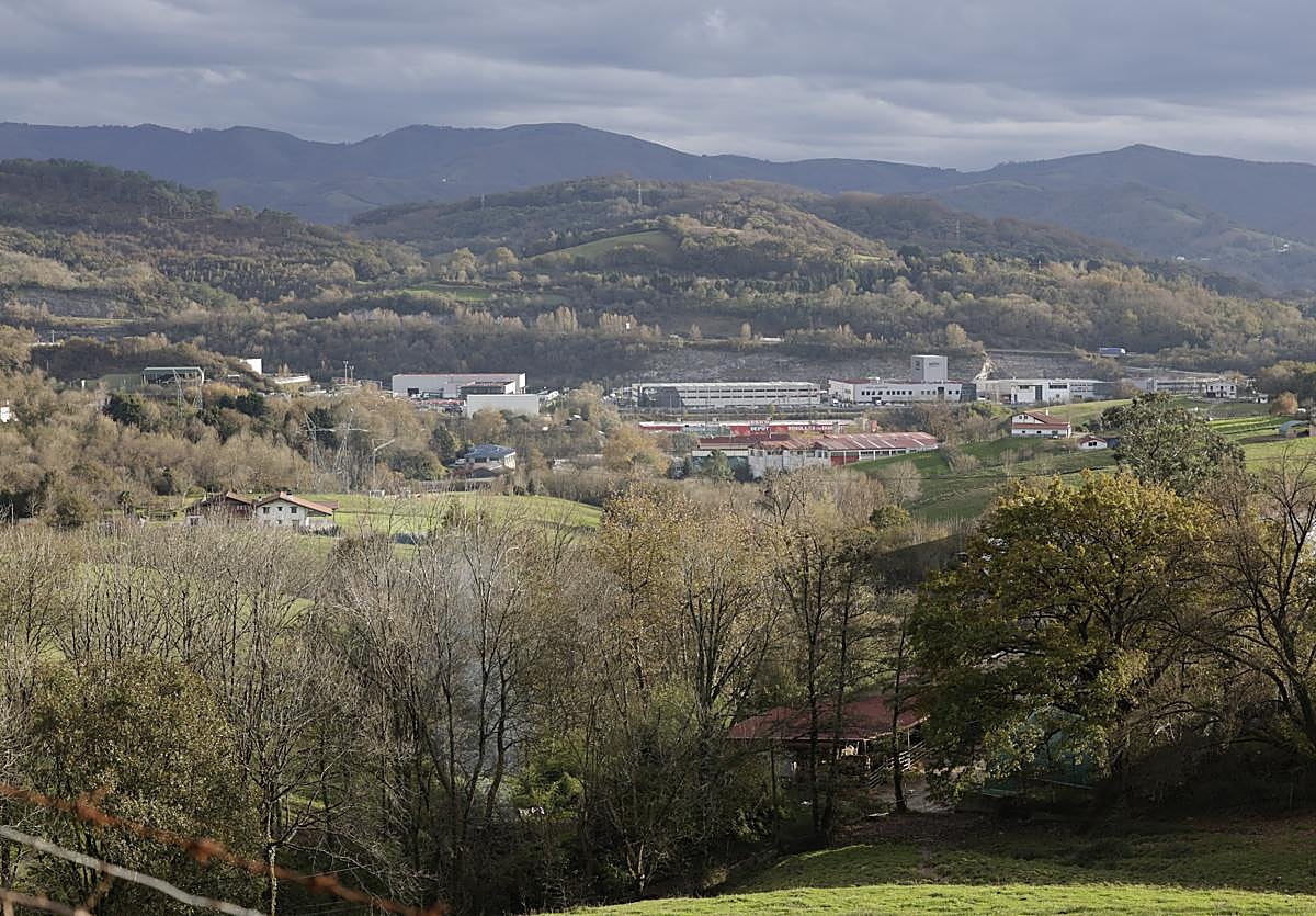 La plataforma se proyecta entre la rotonda de Gaintxurizketa, el polígono Ipintza de Lezo y las vías del tren.
