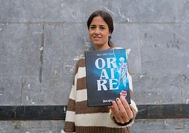 Nerea Loiola idazlea bere azken liburuarekin, 'Orarie'.