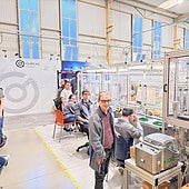 Los trabajadores de Gureak realizan labores de ensamblaje de cableado de los faros de vehículos.