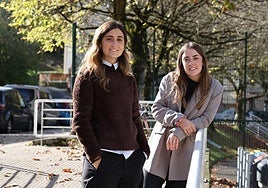 Leire Etxezarreta eta Irati Gutierrez, elkarrizketa aurretiko argazkian. Neomak dira ere Alaitz Eskudero eta Garazi Otaegi.