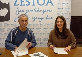 Lagapen hitzarmen berria sinatzen.