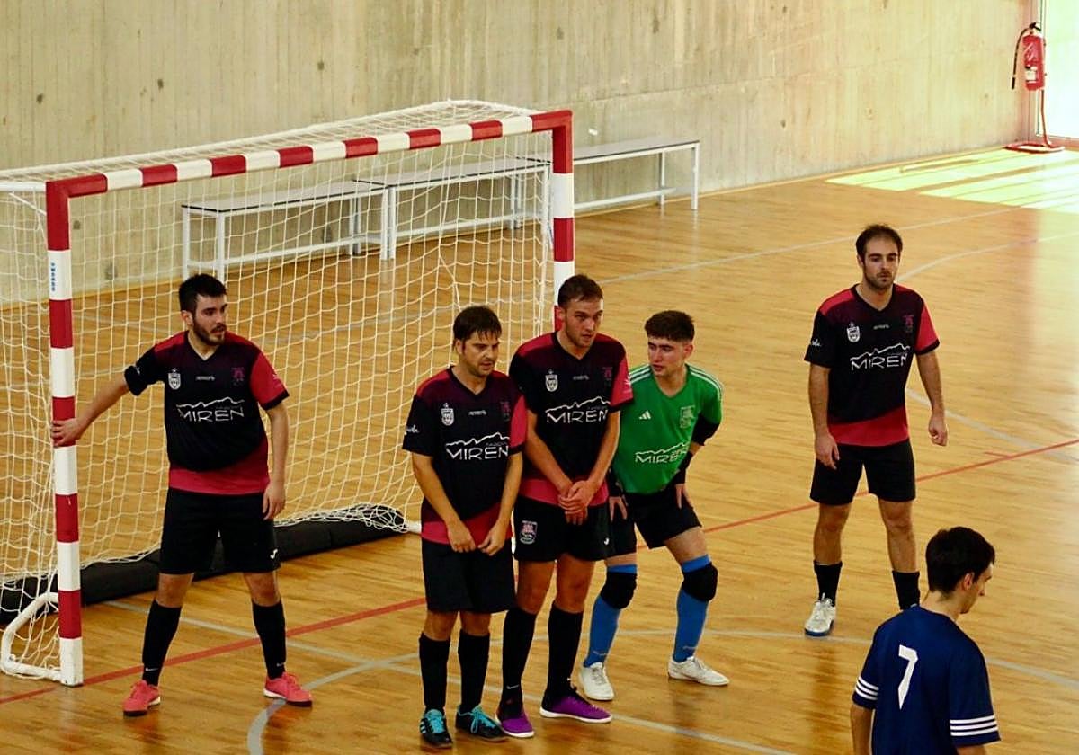 Los jugadores del Miren Taberna OKE durante el encuentro celebrado en el polideportivo de Altza.
