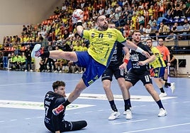 Esteban Salinas lanzando contra la portería del Flensburg-Handewitt en Artaleku.