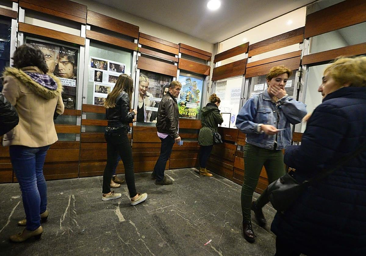 Entrada del público a una sesión cinematográfica en el cine Leidor.