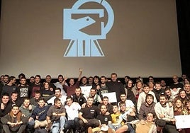 Los 14 equipos participantes tras las proyecciones y la ceremonia de entrega de premios celebrada en Santa Ana Antzokia.