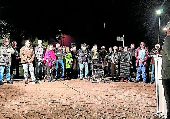 Miembros de Elkarbizi, representantes municipales y demás vecinos de Andoain celebraron ayer el Día de la Memoria.