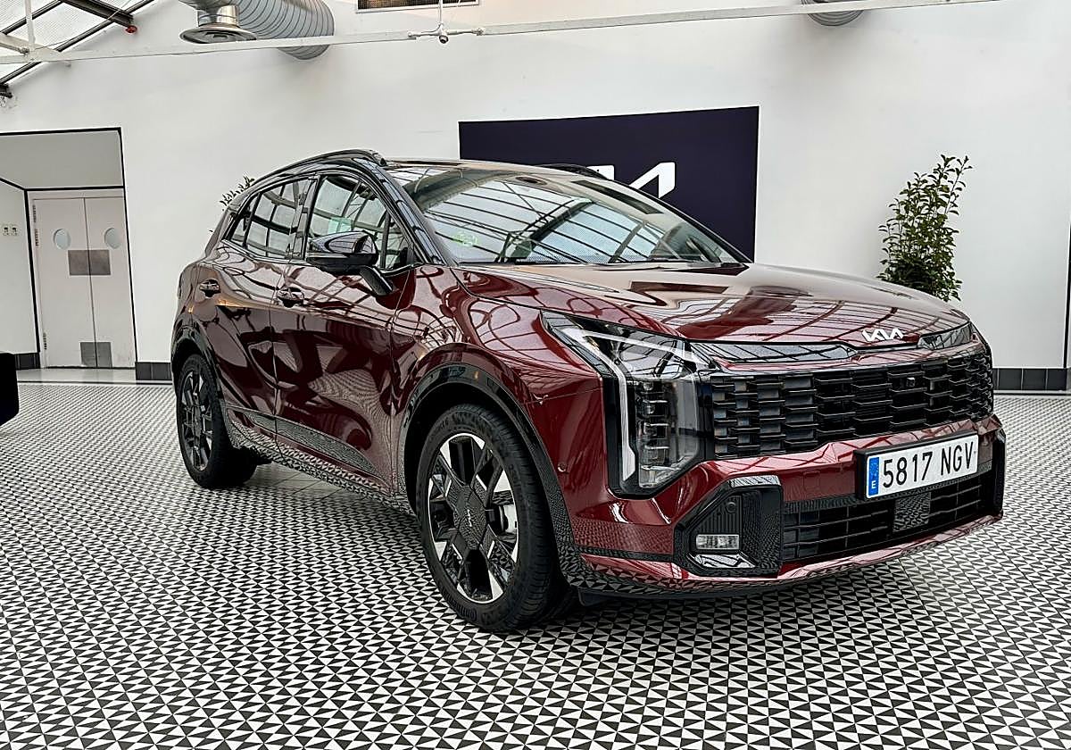 Ahora ofrece una imagen frontal similar a las que aparecieron en las últimas propuestas de Kia. Dentro, la doble pantalla ofrece mucha información.