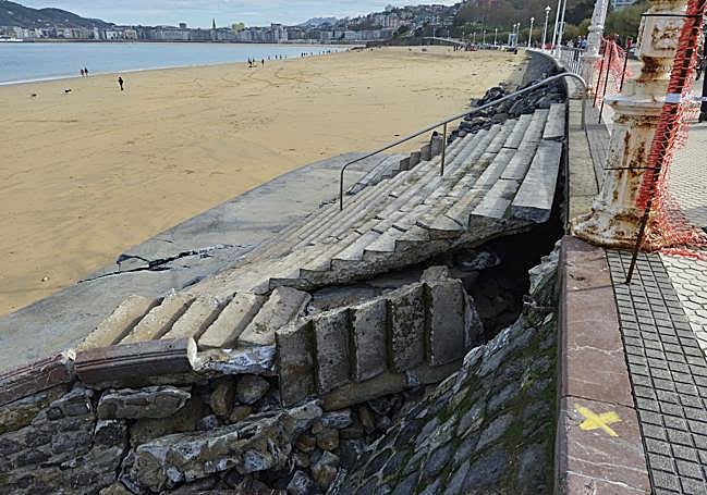 Las escaleras están partidas en varios puntos y la zona ha sido vallada para impedir su uso.