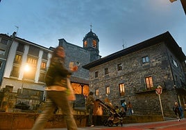 Monumental. El campanario de la iglesia de Santa María la Real se alza sobre el centro de Soraluze.