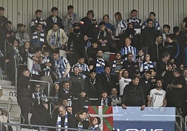 Aficionados txuri-urdin durante el duelo ante Osasuna la temporada pasada en El Sadar