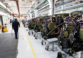 Un empleado de Sapa supervisa un grupo de transmisiones de la planta de la empresa de Andoain.