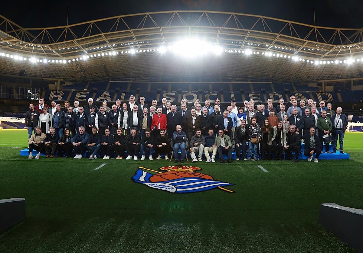 Los socios que llevan ininterrumpidamente desde el 1973 recibieron la insignia de oro en Anoeta.