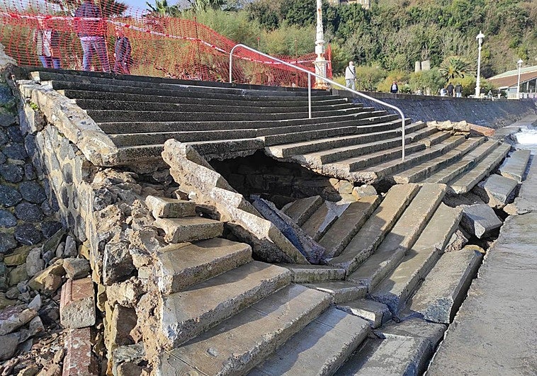 El movimiento de la zapata sobre el que se apoya la escalera ha llevado a su colapso.