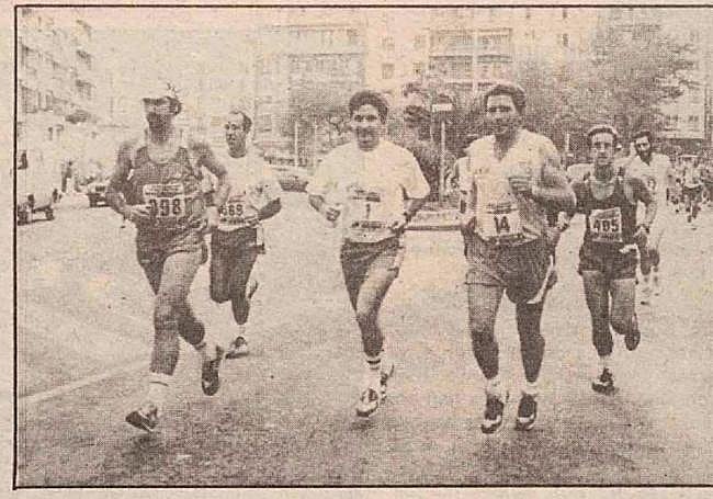 Imagen de Xabier Albistur en 1988 corriendo la Behobia - San Sebastián con el dorsal número 1 que le concedía el Fortuna por ser el alcalde.