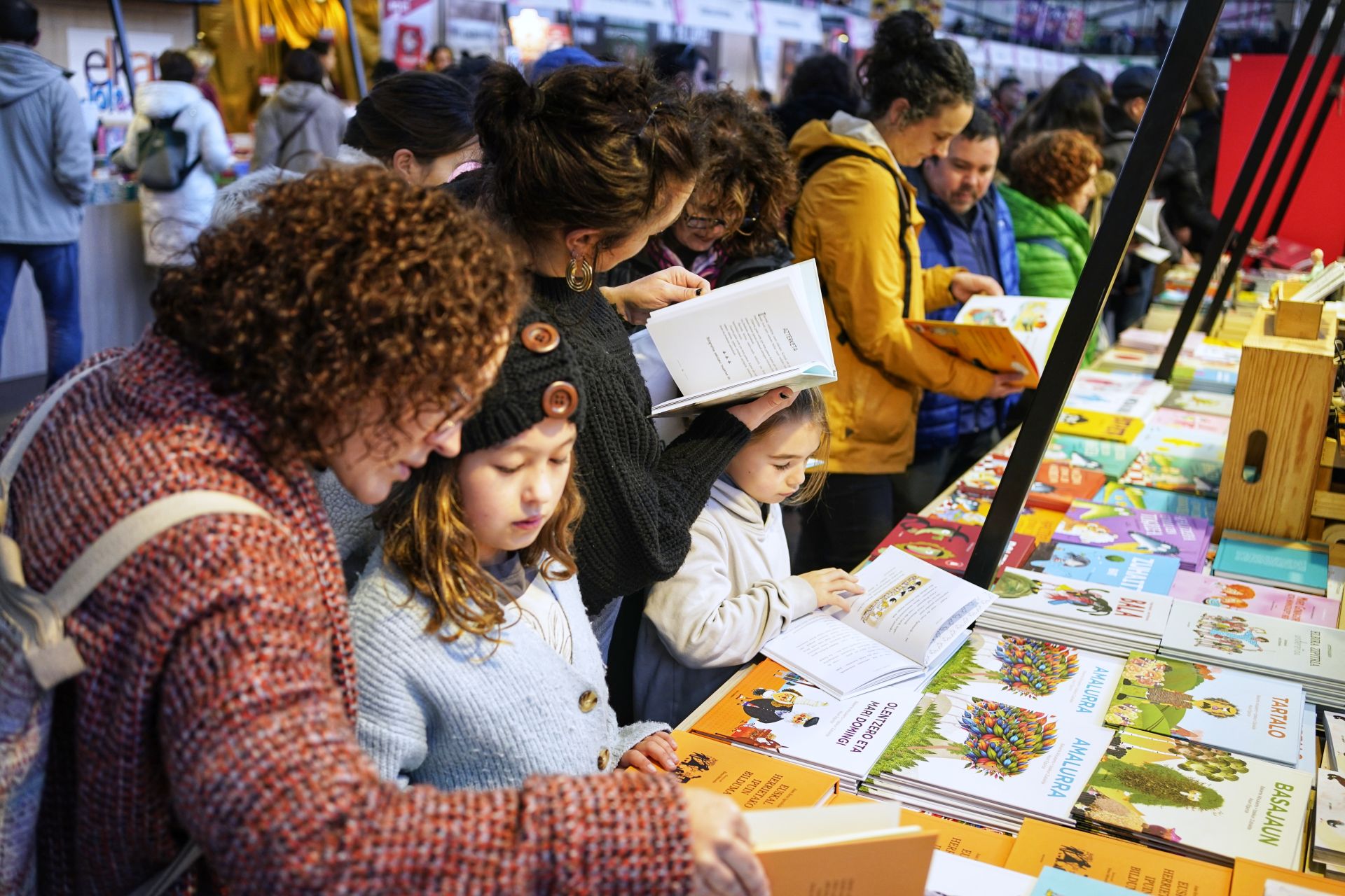 Liburu saltokietara Durangoko Azokara baino lehenago iritsiko dira nobedade asko.