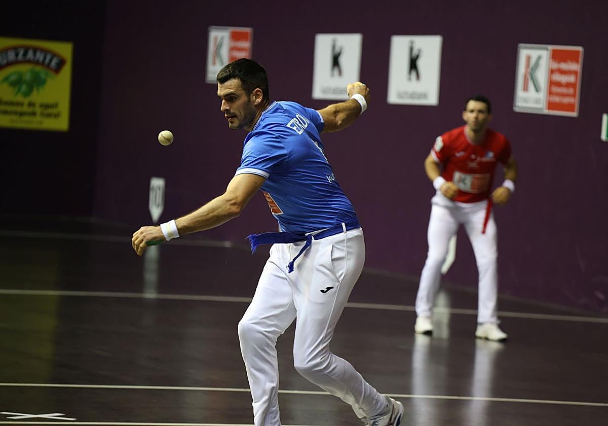 Ezkurdia ehecuta un saque en el Uarkape de Arrasate ante Altuna III.