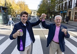 Jon Insausti y Xabier Albistur, este martes con sus medallas de la Behobia-SS en el Boulevard.
