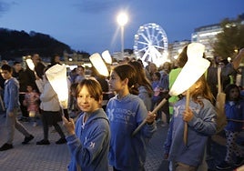 Barrio San Martín celebró este martes su gran día con actividades para todos los gustos y edades. Se rindió homenaje a los históricos comerciantes Ugalde y familia Tellería, hubo degustación de morcilla en los bares de la zona, se subastaron con fines benéficos las obras de 'Txapelarte' y los alumnos de Deutsche Schule recorrieron las calles con sus farolillos.