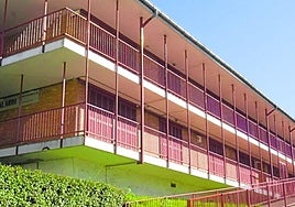 El suelo del patio se renovó este verano, para que estuviera para el nuevo curso, y ahora se ha colocado el módulo o caseta exterior.