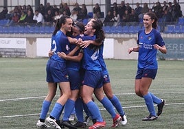 Celebración de las urdiñas de un gol en el campo de Usabal en un partido de esta temporada.