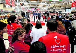 Trabajadores, visitantes y clientes durante el acto de reinauguración de Alcampo celebrado este martes.