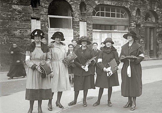 Postulantes de la 'Fiesta de la Flor', con distintos tamaños de sombreros.