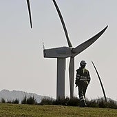 Un técnico supervisa los aerogeneradores del parque eólico de Elguea-Urkilla, entre Álava y Gipuzkoa, el único en marcha en territorio guipuzcoano.