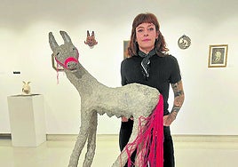 La artista Pelofuego, con una de las obras de la exposición.