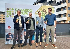 Xabier Arruti, Xabier Urdangarin, Azahara Domínguez y Jakes Agirrezabal en la presentación.