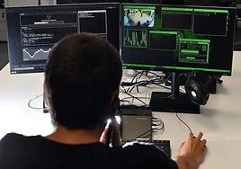 Un 'hacker' en acción. La ciberdelincuencia es la segunda mayor fuente de crimen en Gipuzkoa.