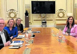 José Ignacio Asensio, Eider Mendoza e Itziar Agirre, miembros del Gobierno foral, en la reunión anterior mantenida con Miren Echeveste y Mariví Eizaguirre, de Elkarrekin Podemos.