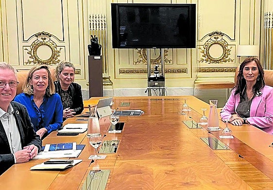 José Ignacio Asensio, Eider Mendoza e Itziar Agirre, miembros del Gobierno foral, en la reunión anterior mantenida con Miren Echeveste y Mariví Eizaguirre, de Elkarrekin Podemos.