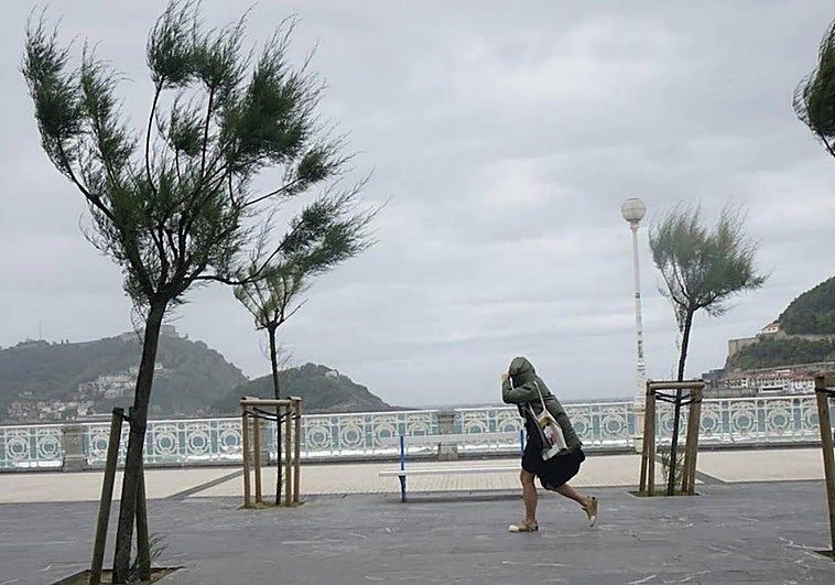 La borrasca Claudia deja ya rachas de viento superiores a los 100 km/h y se mantiene el aviso amarillo