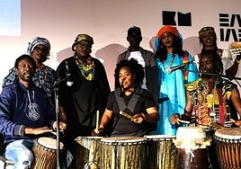 Los miembros del grupo Sapali ayer en su actuación en Donostia.